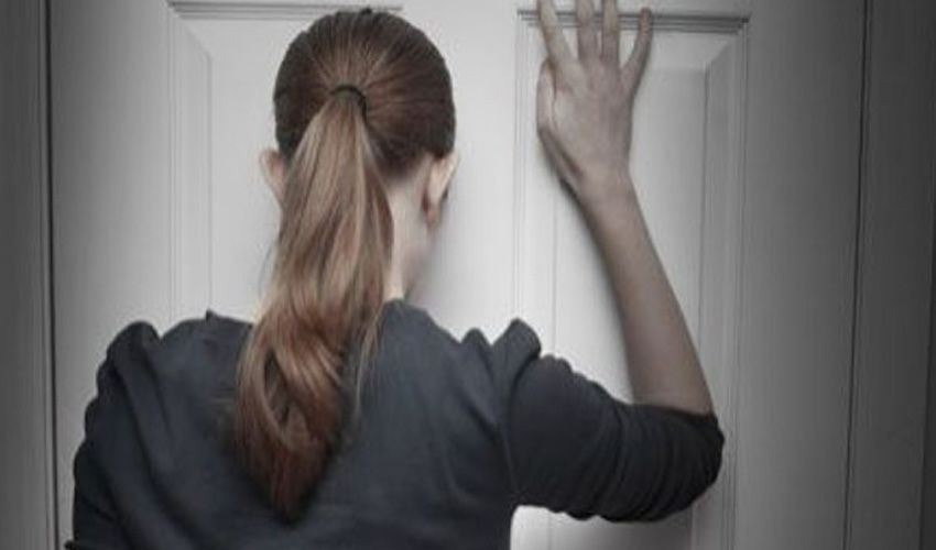 Bewoner staat voor een gesloten deur in Wijchen Bewoner staat voor een gesloten deur in Wijchen